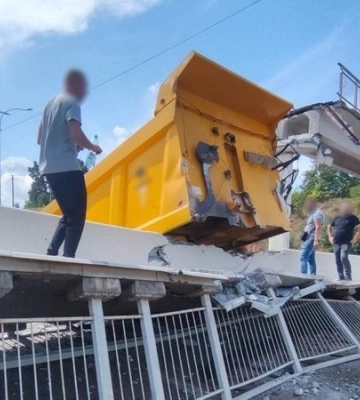 Движение в столицу перекрыто: на трассу &quot;Одесса-Киев&quot; обвалился пешеходный мост (видео)