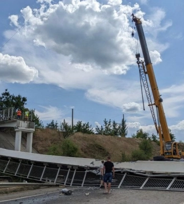 Пішохідний міст обвалився на трасі Київ-Одеса біля Умані — він упав на дорогу