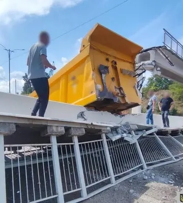 На трасі &quot;Київ-Одеса&quot; вантажівка протаранила пішохідний міст, рух у напрямку столиці перекритий