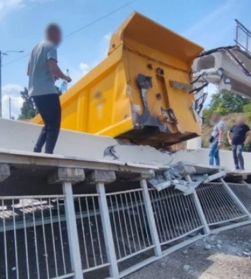 На трасі «Київ-Одеса» вантажівка обвалила міст - рух заблокований