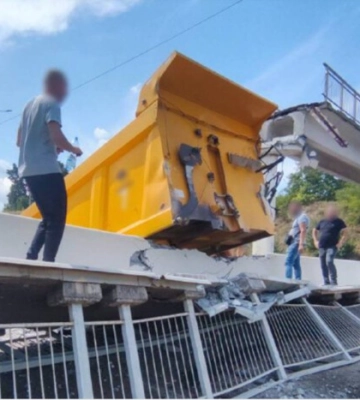 На трасі Київ-Одеса обвалився міст через ДТП (фото, відео)