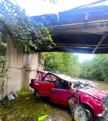 На Прикарпатті авто впало з мосту, є постраждалі 