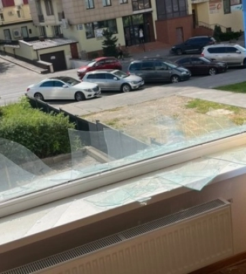 Окупанти завдали удару по центру Харкова: пошкоджено поліклініку, під завалами можуть бути люди