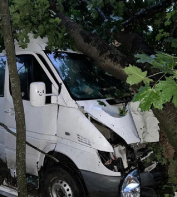 На Хмельниччині автобус із 15 пасажирами з&#039;їхав у кювет і врізався в дерево
