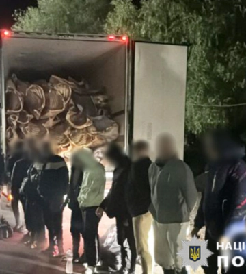 На Одещині 16 чоловіків сховалися у вантажівці з м&#039;ясом, щоб перетнути кордон, - ФОТО
