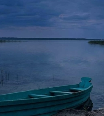 Дивовижно і привабливо: показали атмосферні світлини із захмареного Світязя 