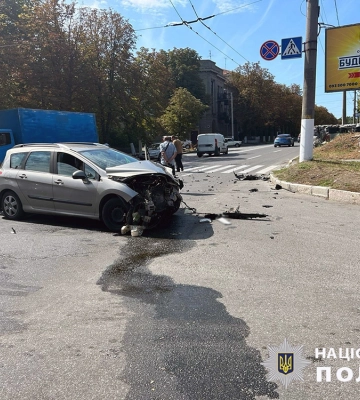 У Харкові авто зіткнулося з тролейбусом: поліція шукає свідків аварії 