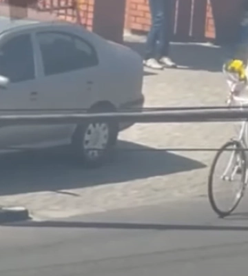 У Дніпрі помітили джентльмена у білому костюмі на білому велосипеді