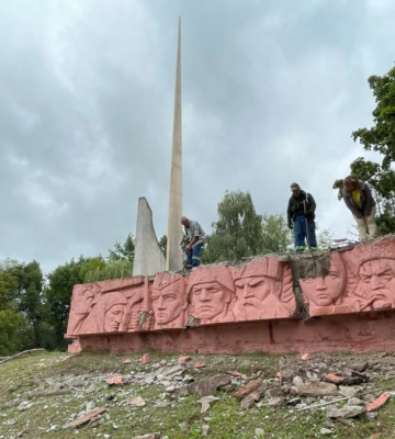 Декомунізація на Івано-Франківщині. У Калуші почали демонтовувати Пагорб слави