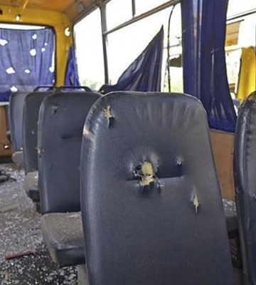 Окупанти вдарили дроном по автобусу з людьми на Харківщині