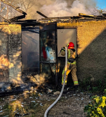 У Ромнах вогнеборці ліквідували загоряння гаража