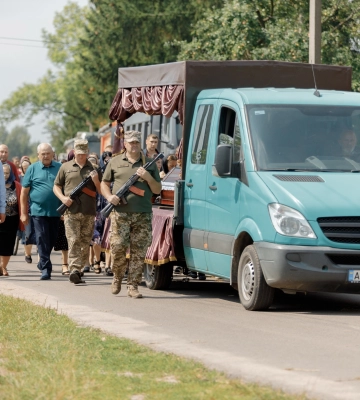 Кращі сини України йдуть у Небесне військо: на Волині в останню дорогу провели загиблого воїна Анатолія Захарчука