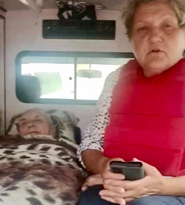 Волонтери Червоного Хреста евакуювали з Юнаківської громади тяжкохвору жінку та її доньку