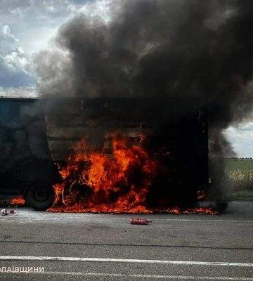 На Миколаївщині водій вантажівки намагався загасити автомобіль та отримав опіки