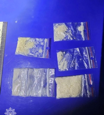 У Рівному жінка гуляла по місту у коменданську годину з наркотиками у кишені