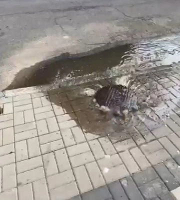 У середмісті Дніпра протягом двох днів з-під люка витікають стічні води