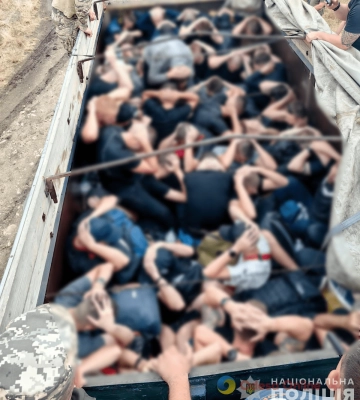 150 тисяч гривень за місце у КАМАЗі: на Одещині зупинили вантажівку із 48 чоловіками