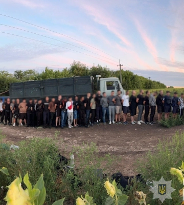 150 тисяч гривень за місце у КАМАЗі: на Одещині зупинили вантажівку із 48 чоловіками