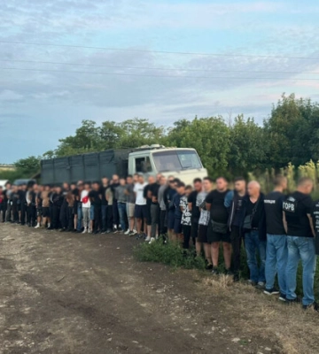 На Одещині прикордонники зупинили вантажівку з рекордною кількістю ухилянтів
