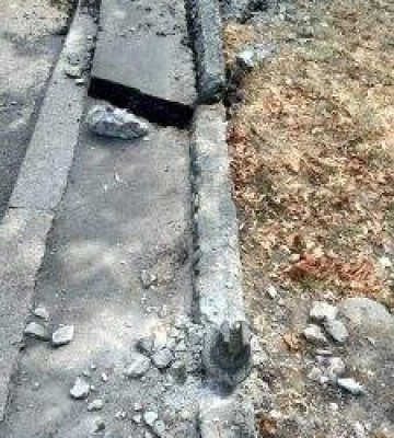 На Центральному проспекті комунальники зрізали чавунну огорожу (ФОТО)