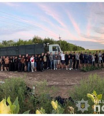 Намагалися перетнути кордон у кузові вантажівки: поліція затримала 48 українців