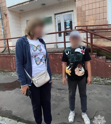 Рівнянка знайшла на вулиці хлопчика, який плакав, бо заблукав