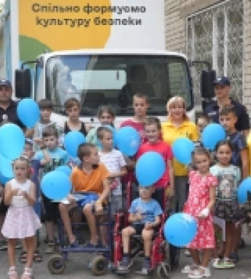 Миколаївські рятувальники завітали до маленьких пацієнтів обласної лікарні