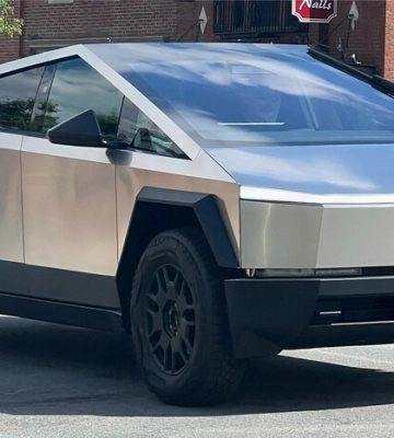 В Україні з'явився перший електричний пікап Tesla Cybertruck (відео)