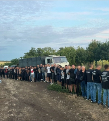 Зявилося відео антирекорда «бажаючих» незаконно потрапити за кордон чоловіків