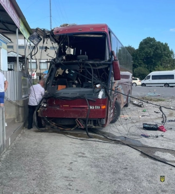 На Буковині автобус із дітьми злетів з дороги