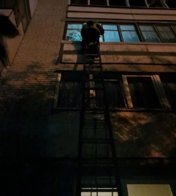 У Луцьку рятувальники лізли на балкон, щоб впустити додому пенсіонерів