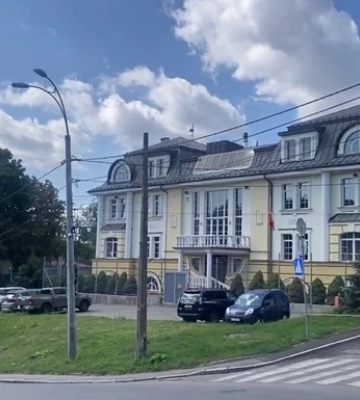 Біля посольства Швейцарії знайшли підозрілий предмет