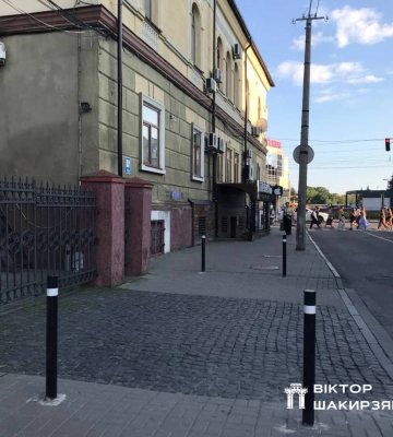 У центрі Рівного з`явилися стовпчики, що обмежують рух авто