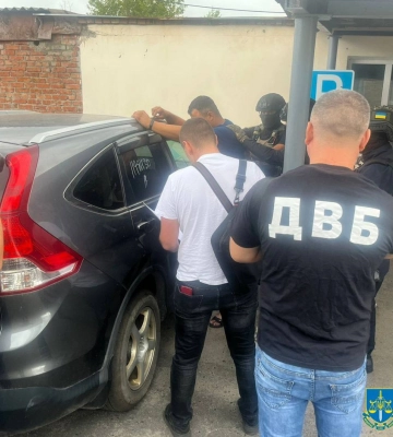 На Сумщині затримали автоінструктора, який брав хабарі за успішну здачу іспиту з водіння