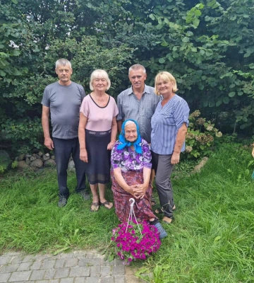 Тішаться внуками і правнуками: дві довгожительки з одного села на Волині відзначили дні народження