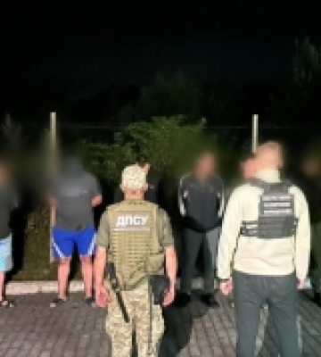 Закарпатські прикордонники затримали групу чоловіків, двоє чинили опір правоохоронцям