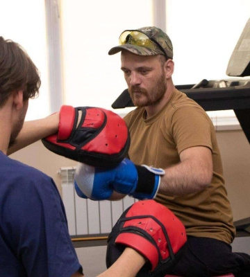 Дніпро залишається найбільшим хабом з порятунку поранених військових. Як проходить їхнє лікування у міському реабілітаційному центрі