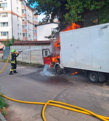 У Рівному горів вантажний автомобіль