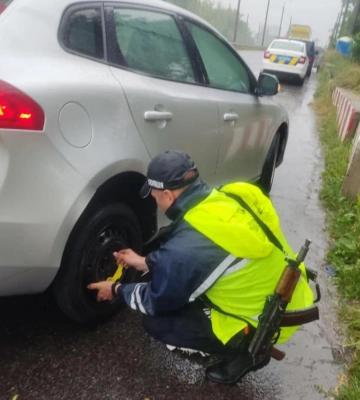 Патрульні Рівненщини прийшли на допомогу водійці з дітьми