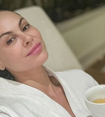 "Уравновешивают тело и разум". Экс-жена Кличко показала, что делает с хрустальными чашами