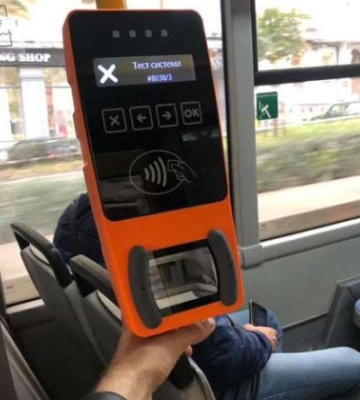 У Києві в наземному транспорті тимчасово не працюють валідатори, проте за проїзд платити треба