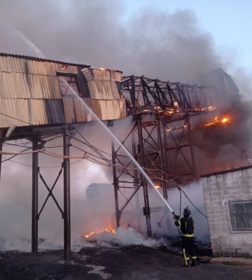 Росіяни вдарили по промзоні Курахівської громади Донеччини, виникла пожежа. ФОТОрепортаж