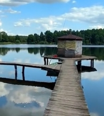У центрі озера – альтанка та пірс вздовж берега: на Волині – дивовижна водойма (відео)