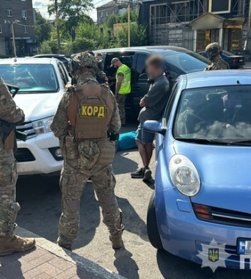 В Запорожье задержали руководителя благотворительного фонда: подозревают в незаконной переправке мужчин за границу, — ФОТО