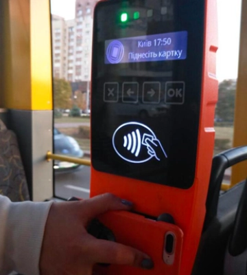 В Киеве перестали работать валидаторы в наземном общественном транспорте: как оплачивать проезд