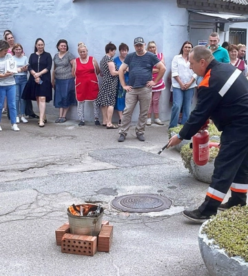 У Дніпровській філії “Газмережі” провели навчання з використання вогнегасників У Дніпровській філії “Газмережі” провели навчання з використання вогнегасників