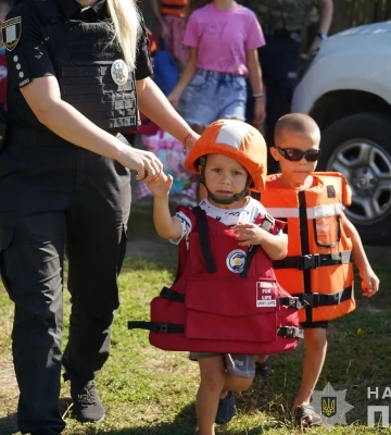 Поліцейські Сумщини допомагають евакуювати населення з 10-кілометрової зони, яка потрапляє під вогневе ураження