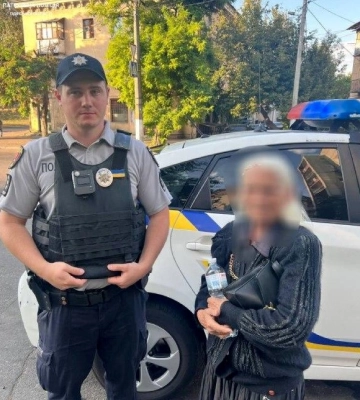 Одеські патрульні допогли бабусі повернутися додому