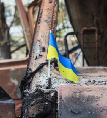 У Херсоні російські військові скинули з дрона вибухівку на цивільну автівку: постраждала жінка