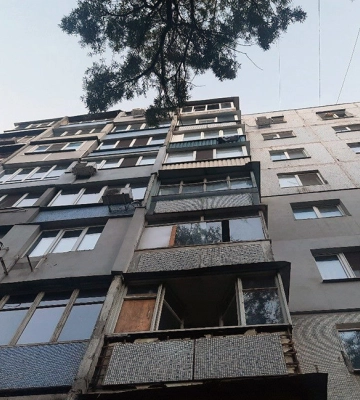У Харкові жінка випала з вікна багатоповерхівки: поліція відкрила кримінальне провадження